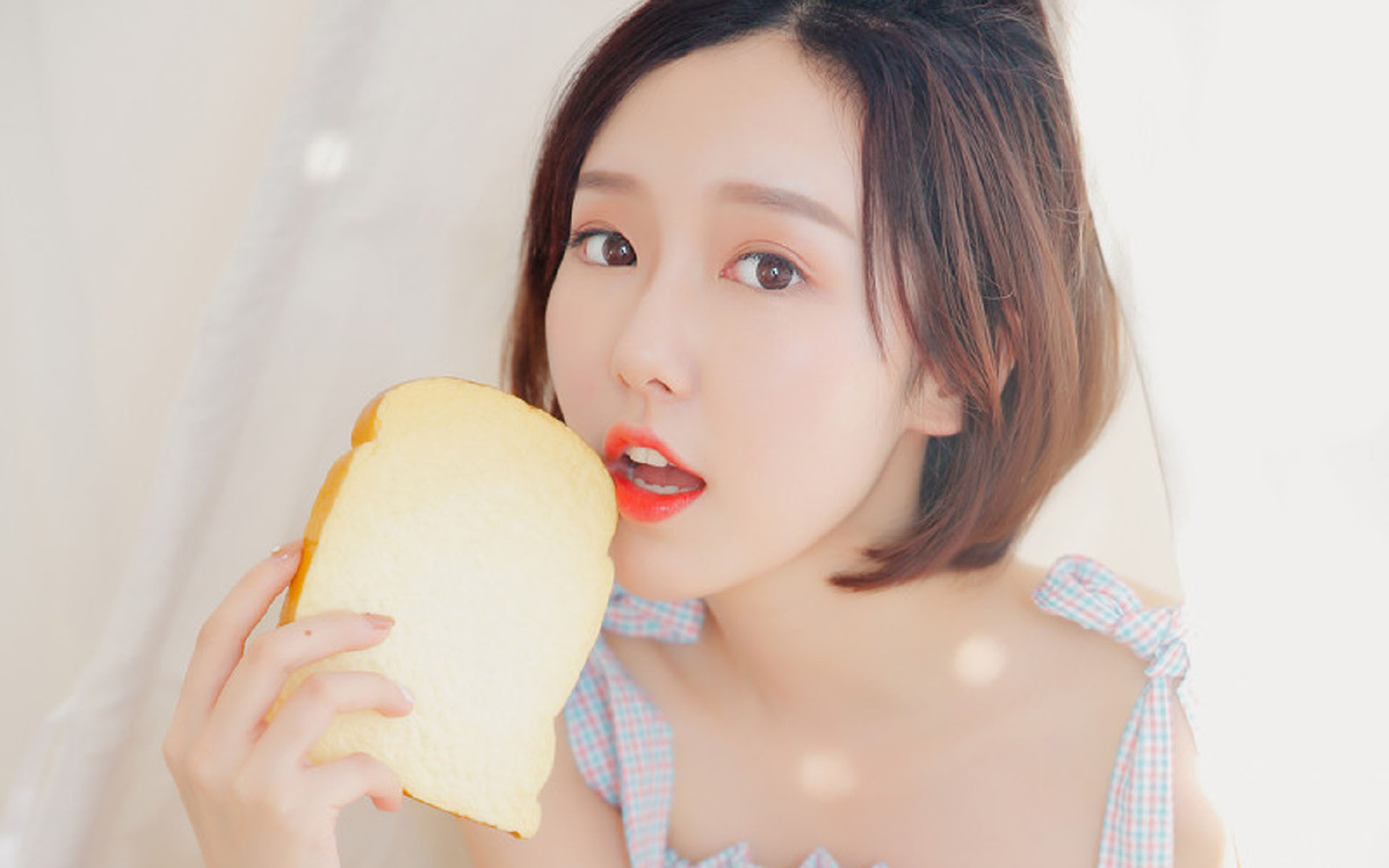 _场外精彩：明星访谈、公益活动多姿多彩_，明星访谈节目