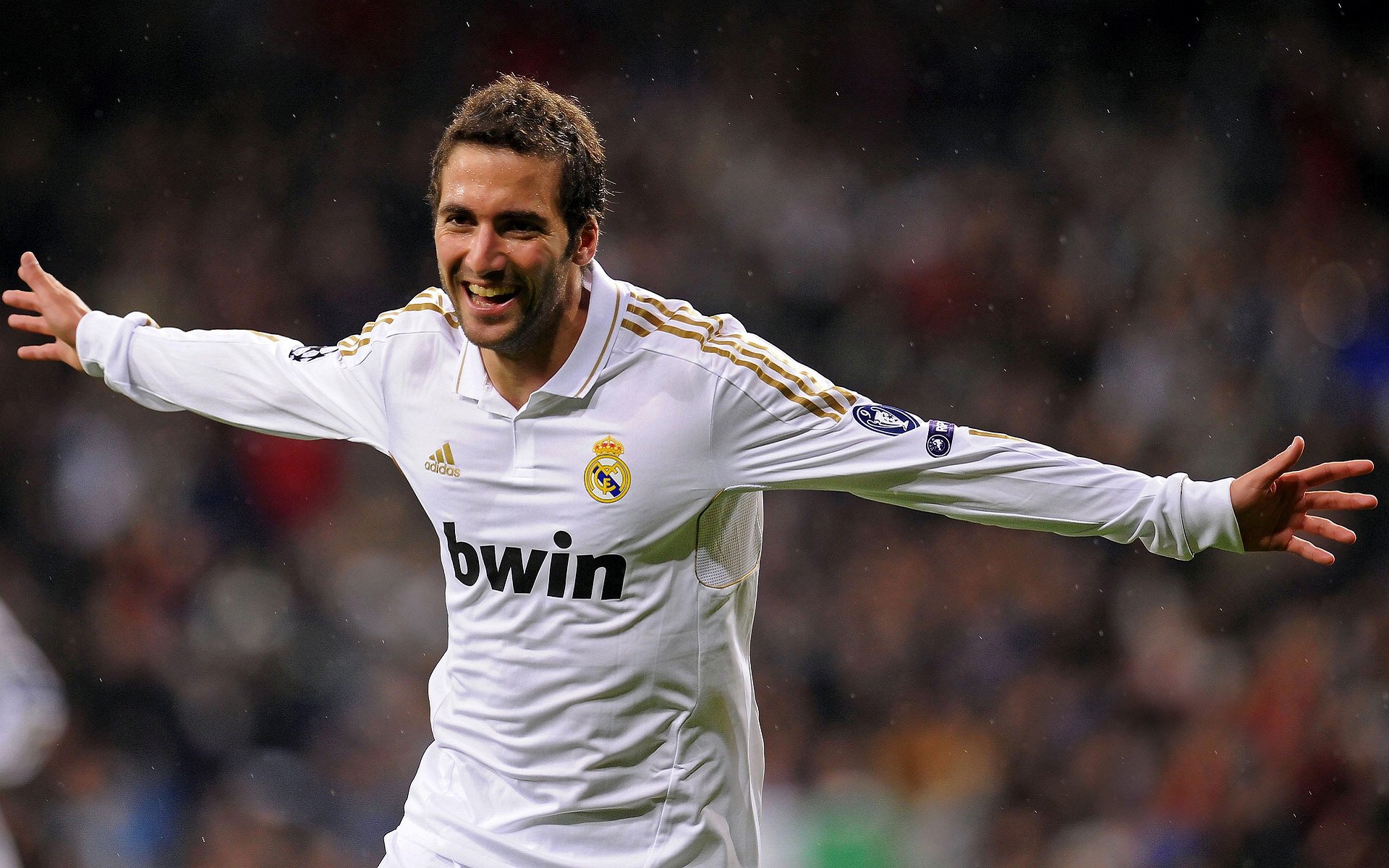 “亚戈·卡尔曼的脚下技巧与团队协作，带领阿根廷美洲狮队屡创佳绩”